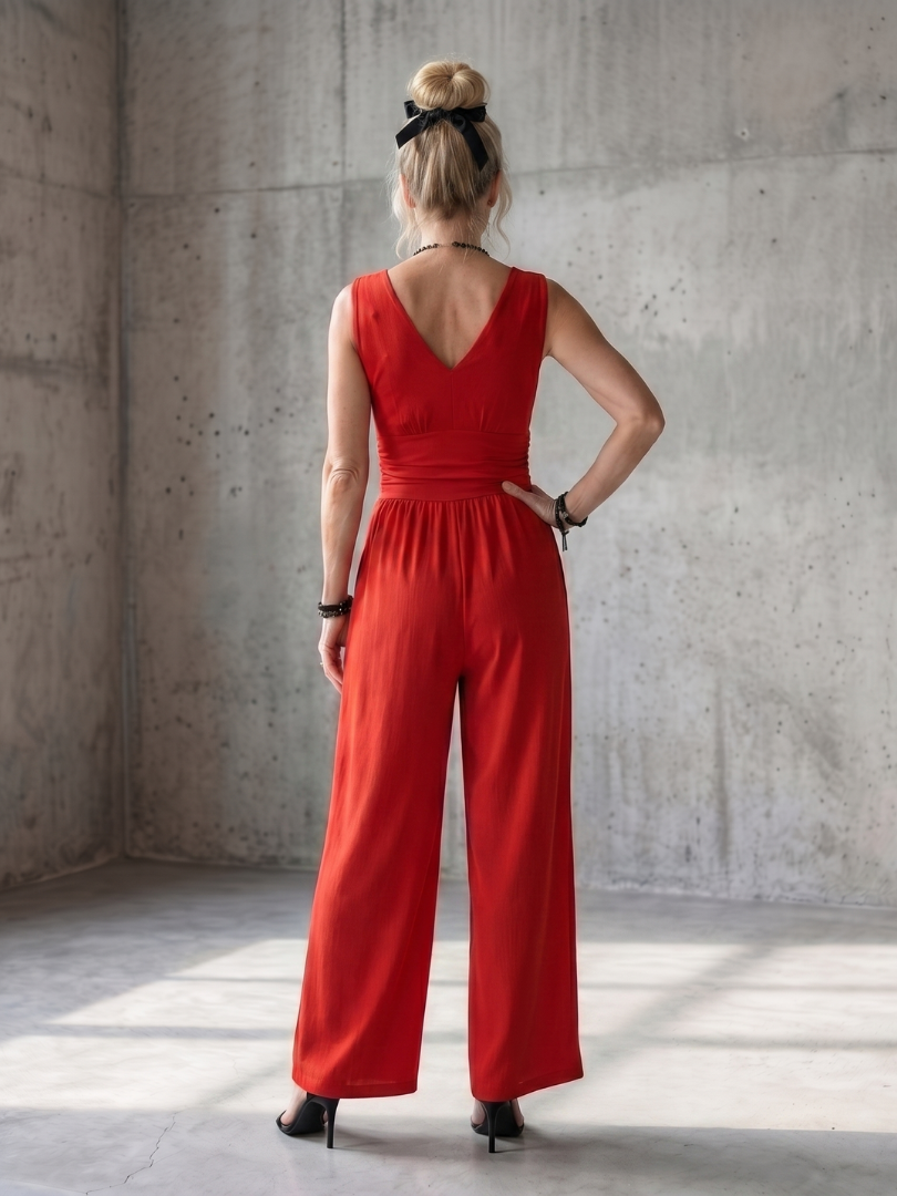 Vincenza | Jumpsuit med djup V-ringning och definierad midja, vid passform
