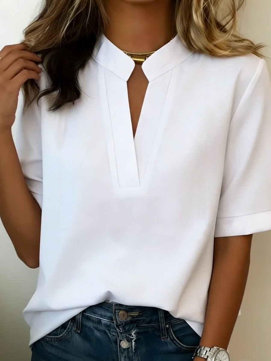 Margaux | Chic Blus med V-ringning och gyllene detaljer