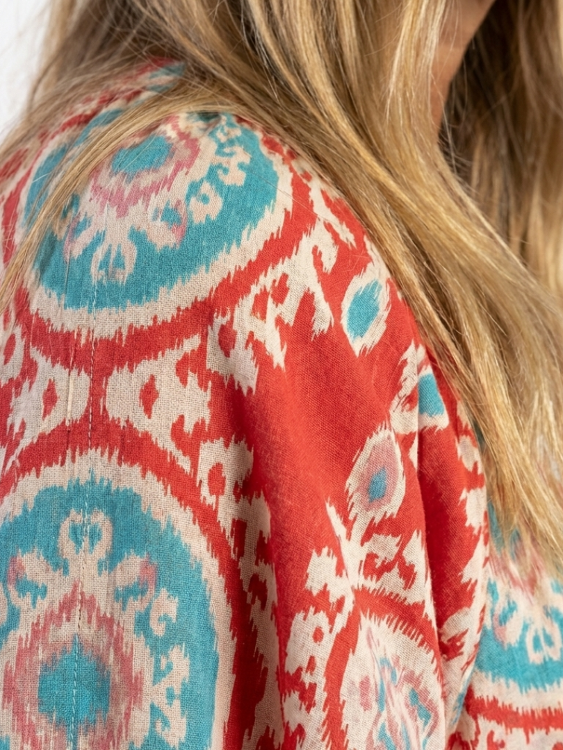 Zaria | Midi-klänning med paisleymönster, V-ringning och korta ärmar