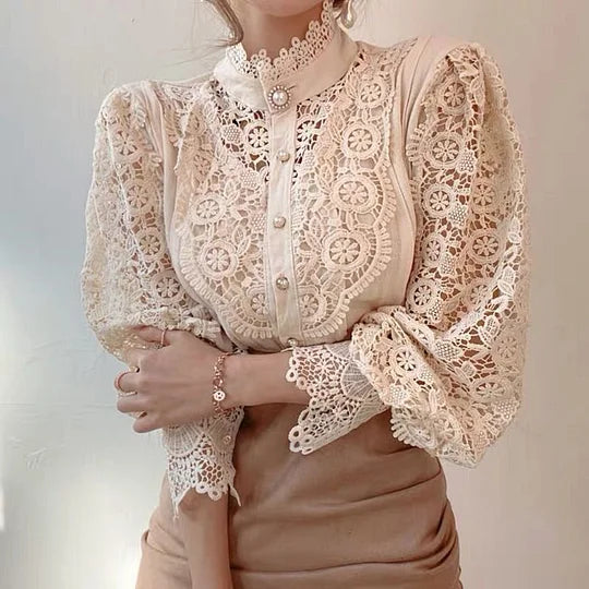 Tove | Långärmad Blus med Spets och Detaljer