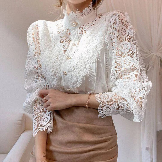 Tove | Långärmad Blus med Spets och Detaljer