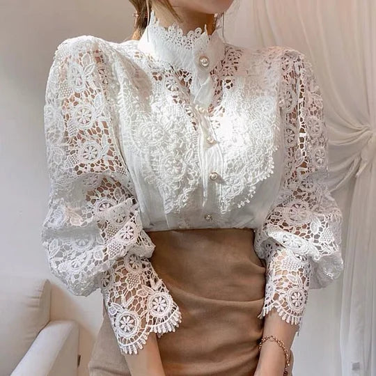 Tove | Långärmad Blus med Spets och Detaljer