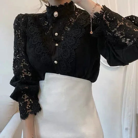 Tove | Långärmad Blus med Spets och Detaljer