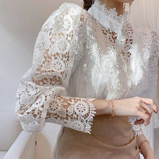 Tove | Långärmad Blus med Spets och Detaljer
