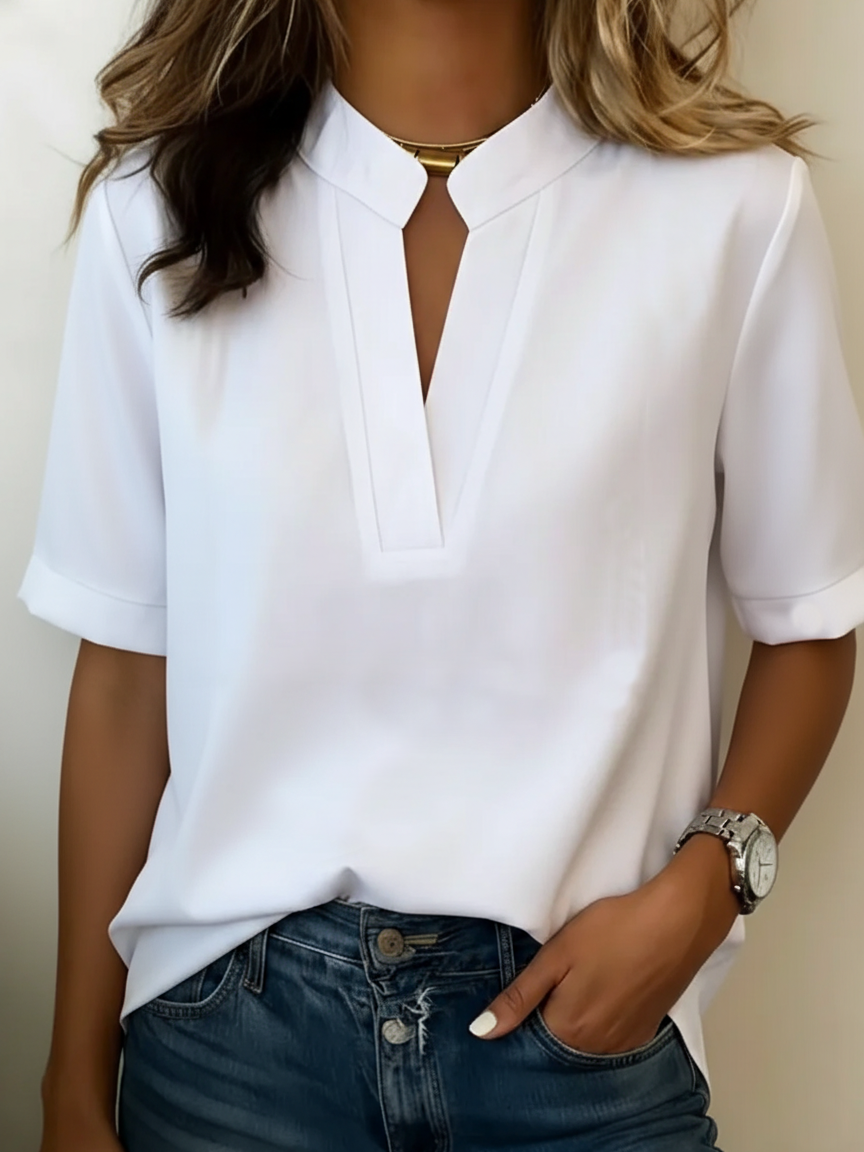 Margaux | Chic Blus med V-ringning och gyllene detaljer